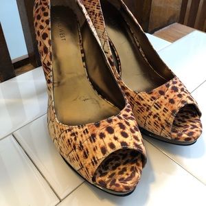 Nine West Animal print peep-toe pumps